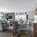 Huswell - Spacious House With Garden And Parking