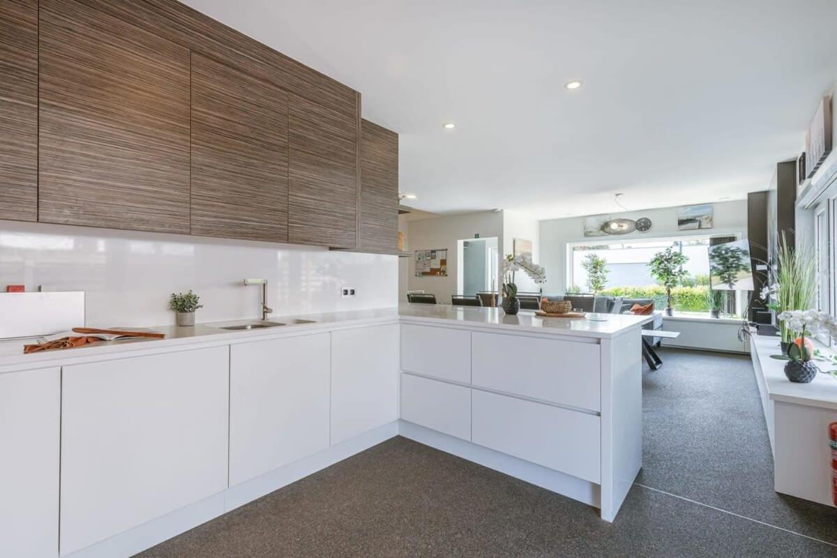 Huswell - Spacious House With Garden And Parking