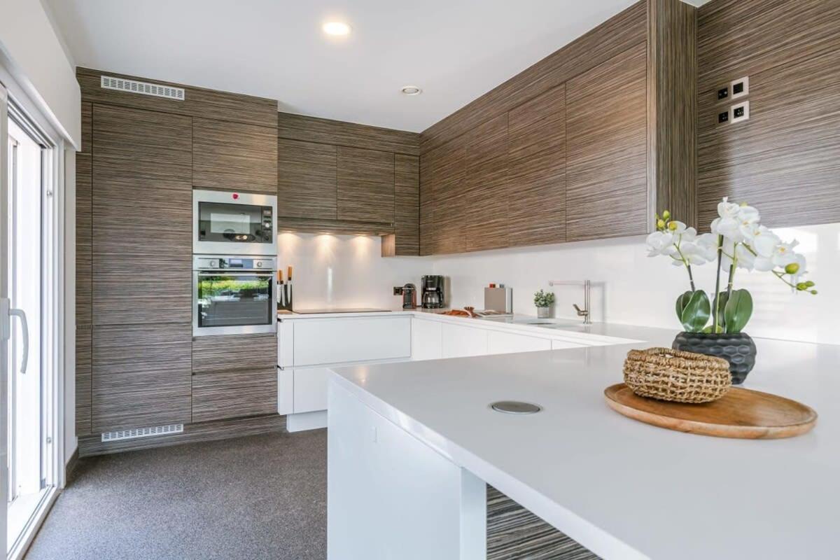 Vakantiehuis Huswell - Spacious House With Garden And Parking